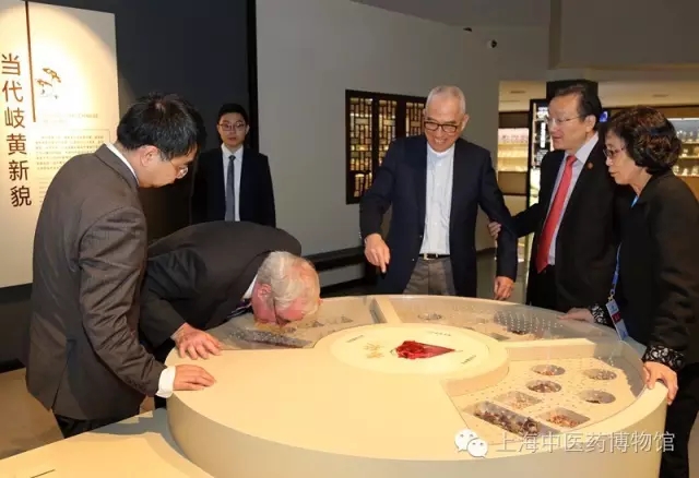 诺贝尔奖获得者参观中医药博物馆